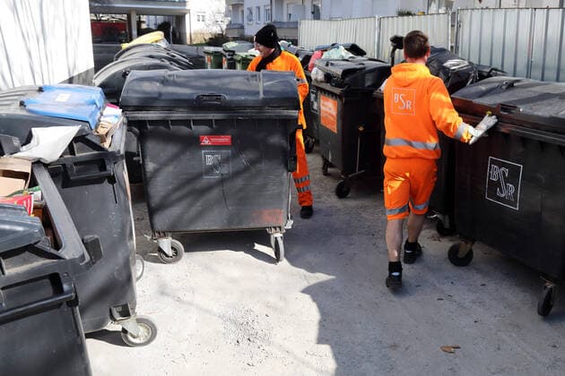 24.03.2020, Berlin, GER - Mitarbeiter der BSR schieben geleerte Restmuelltonnen zurueck an ihren Platz. (20-30 Jahre, 50-60 Jahre, Abfallentsorgung, Abfallwirtschaft, Alltag, aussen, Aussenaufnahme, Berlin, Berliner Stadtreinigung, BSR, deutsch, Deutschland, Dienstleistung, Entsorgung, Europa, europaeisch, Fruehjahr, Fruehling, geleert, Gesellschaft, Jahreszeit, koerperliche Arbeit, Kollegen, leer, Leerung, Maenner, Menschen, Mitarbeiter, Muellabfuhr, Muellabholung, Muellbeseitigung, Muellcontainer, Muellentsorgung, oeffentlicher Dienst, Personen, QF, Querformat, Reinigung, Restmuell, Restmuelltonnen, Sauberkeit, schieben, staatlich, Stadt, Stadtbild, Stadtleben, Stadtreinigung, Strasse, Strassenszene, voll, Westeuropa, Wirtschaft) 200324D310BERLIN.JPG