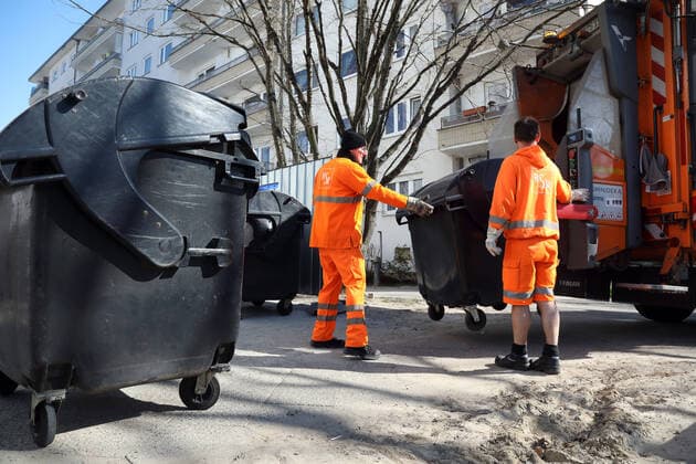 24.03.2020, Berlin, GER - Mitarbeiter der BSR leeren volle Restmuelltonnen in einen Muellwagen. (20-30 Jahre, 50-60 Jahre, Abfallentsorgung, Abfallwirtschaft, Alltag, aussen, Aussenaufnahme, Berlin, Berliner Stadtreinigung, BSR, deutsch, Deutschland, Dienstleistung, Entsorgung, Europa, europaeisch, Fahrzeug, Fruehjahr, Fruehling, Gesellschaft, Jahreszeit, Laster, Lastkraftwagen, Lastwagen, leeren, Leerung, LKW, Maenner, Menschen, Mitarbeiter, Muellabfuhr, Muellabfuhr-Wagen, Muellabholung, Muellauto, Muellbeseitigung, Muellcontainer, Muellentsorgung, Muelllaster, Muellwagen, oeffentlicher Dienst, Personen, QF, Querformat, Reinigung, Restmuell, Restmuelltonnen, Sauberkeit, staatlich, Stadt, Stadtbild, Stadtleben, Stadtreinigung, Strasse, Strassenszene, Westeuropa, Wirtschaft) 200324D314BERLIN.JPG