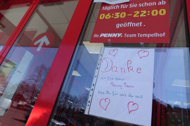 24.03.2020, Berlin, GER - Danksagung von Kunden an die Mitarbeiter eines Supermarktes in Zeiten der Corona-Krise. (Alltag, aussen, Aussenaufnahme, Berlin, Coronaepidemie, Coronainfektion, Coronapandemie, Coronavirus, Covid 19, Covid-19, Danke, Danksagung, deutsch, Deutschland, Discounter, Einzelhandel, Europa, europaeisch, Handel, niemand, Penny, Penny-Markt, QF, Querformat, Supermarkt, Westeuropa, Wirtschaft, Zettel) 200324D292BERLIN.JPG