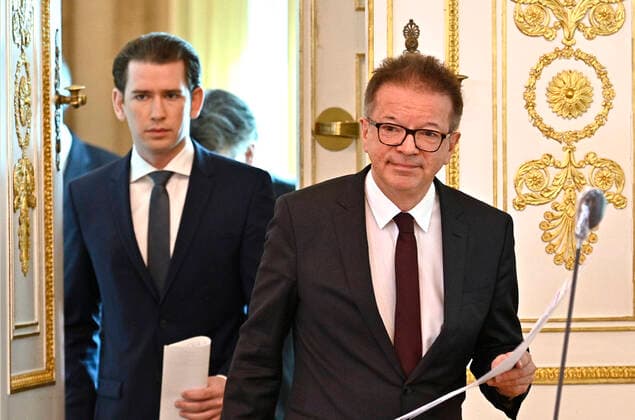 Wien 24.03.2020, Bundeskanzleramt, Wien, AUT, Coronaviruskrise, Oesterreich, Pressekonferenz, Aktuelles zum Coronavirus, im Bild (v.l.), Bundeskanzler Sebastian Kurz (OeVP), Gesundheitsminister Rudolf Anschober (Gruene) during a press conference of Austrian Goverment about the Coronavirus Pandemie at the Bundeskanzleramt in Wien, Austria on 2020 03 24.