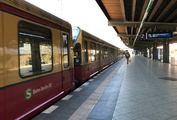 24.03.2020, Berlin, GER - Auswirkungen des Coronavirus: Menschenleerer S-Bahnhof Messe Nord ICC am Mittag. (Alltag, Ausgangsbeschraenkung, Ausgangssperre, aussen, Aussenaufnahme, Bahn, Bahnstation, Bahnsteig, Befoerderung, Berlin, Coronaepidemie, Coronapandemie, Coronavirus, Coronavirus SARS-CoV-2, Covid 19, Covid-19, DB, deutsch, Deutsche Bahn, Deutschland, einfahren, Einfahrt, Europa, europaeisch, Fahrgastschwund, Gesellschaft, leer, Leere, Mensch, Messe Nord ICC, Messe Nord ICC, oeffentlicher Personennahverkehr, OEPNV, Person, Personenbefoerderung, Personentransport, QF, Querformat, Ringbahn, Ringbahnlinie 42, S-Bahn, S-Bahnlinie 42, S-Bahnstation, S42, Shutdown, Stadtbahn, Stadtleben, Stadtverkehr, Transport, Verkehr, Westeuropa, Wirtschaft, Witzleben, Zug) 200324D802BERLIN.JPG