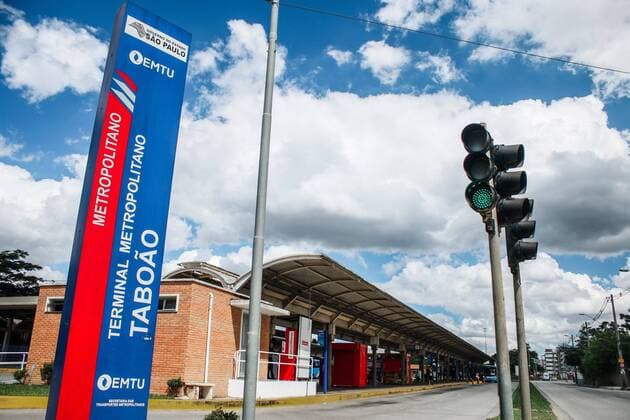 March 24, 2020, Guarulhos, Sao Paulo, Brasil: (INT) COVID-19-Movement at bus terminal.March 24,2020, Guarulhos,Sao Paulo,Brazil:..After the regulations by the Mayor of Guarulhos City,Gustavo Henric Costa (known as GUTI), which determines the reduced circulation of buses in the city because of Coronavirus,users face a long wait to use transportation at the Taboao Metropolitan Bus Terminal,one of the main ones in the City, as it is next to the CPTM Train Station and Guarulhos Airport. The train station also continues, with little movement this Tuesday (24)...Credit: Thenews2 Guarulhos Brasil - ZUMAn293 20200324_znp_n293_057 Copyright: xFepesilx