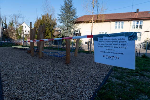 Metzingen Themenbild Corona Virus, Outletcity Metzingen, Gesiterstadt, Menschen leer, 24.03.2020 Kinderspielplatz, gesperrt, geschlossen, Themenbild Corona Virus, Outletcity Metzingen, Geisterstadt, Menschen leer, 24.03.2020, Copyright: xEibner-Pressefoto SaschaxWaltherx EP_swa