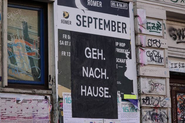 Zur Eindämmung des Coronavirus wurden Geschäftsschließungen, Einschränkungen und Kontaktsperren angeordnet und werden Ausgangssperren diskutiert, das Foto zeigt ein Plakat, Hinweisschild, Schild, Transparent, Banner an einer Hanswand mit der Aufschrift: Geh nach hause, stay at home, stayathome, bleibzuhause, bleib zuhause, Kontaktsperre, Kontaktverbot, Ausgehsperre, 25.03.2020, Bremen (Deutschland), News, Feature, Coronavirus Bremen