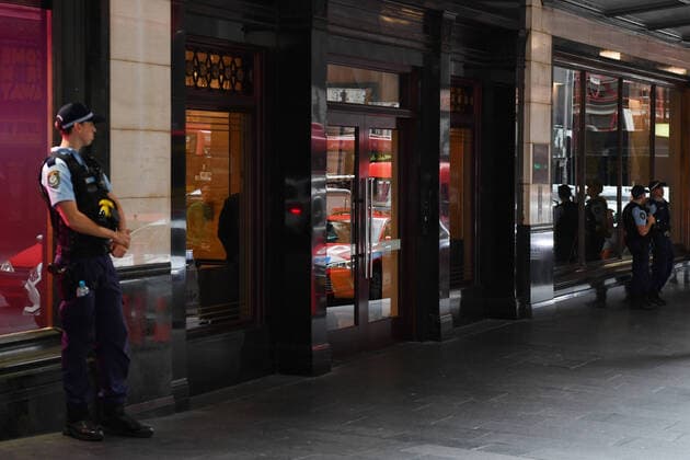 AUSTRALIA CORONAVIRUS COVID-19, NSW Police stand guard outside the Swissotel Hotel in Market Street, Sydney, Thursday, March 26, 2020. The hotel, which has been declared a human health response zone , is believed to be holding Australian passengers from the Norwegian Jewel cruiseliner, who arrived in Sydney on a Qantas charter flight from Hawaii during the early hours of this morning. ( NO ARCHIVING, EDITORIAL USE ONLY, NO USE IN BOOKS WITHOUT CONSENT SYDNEY NSW AUSTRALIA Copyright: xDEANxLEWINSx 20200326001459896054