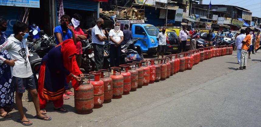 MUMBAI, INDIA - MARCH 25: Mumbaikar stand in que for Gas Cylinder at Barkat ali naka Antop Hill during restrictions on citizens movement on account of section 144 due to COVID 19 Pandemic, on March 25, 2020 in Mumbai, India. Prime Minister Narendra Modi on Tuesday announced complete lockdown of the entire country, as part of the government?s stringent efforts to tackle coronavirus disease Covid-19. This lockdown will be in place for 21 days and more stringent than Janta Curfew. Although, ration shops, groceries, fruits and vegetable shops, dairy and milk booths, meat and fish shops, animal fodder will remain open during the 21-day lockdown. (Photo by Vijayanand Gupta Hindustan Times ) India Goes Into 21 Day Lockdown Due To Coronavirus COVID 19