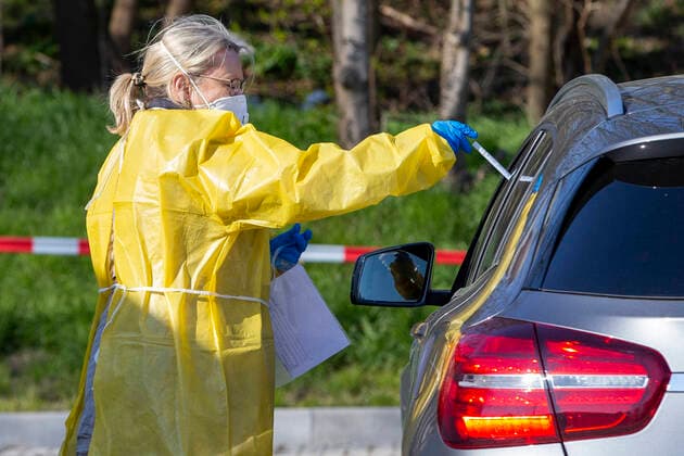 (200326) -- ISERLOHN (GERMANY), March 26, 2020 (Xinhua) -- A healthcare worker takes a sample from a driver to test for possible COVID-19 infection at a drive-through test station in Iserlohn, Germany, on March 26, 2020. Confirmed cases of COVID-19 in Germany increased by 4,954 within one day to 36,508, the Robert Koch Institute (RKI) announced on Thursday. The number of deaths from COVID-19 increased from 149 to 198, according to RKI, the federal government agency and research institute responsible for disease control and prevention. (Photo by Joachim Bywaletz Xinhua) GERMANY-ISERLOHN-COVID-19-DRIVE-THROUGH TEST