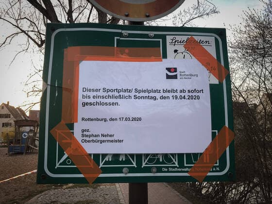 Rottenburg Themenbild, Symbolbild, Corona, Coronavirus, COVID-19, Rottenburg, Kreis Tübingen, 26.03.2020 Verbote wegen Coronavirus, Spielplatz gesperrt, abgesperrt, flatterband, Kinderspielplatz, Verbotsschild, gesperrt bis 19.04.20, Themenbild, Symbolbild, Corona, Coronavirus, COVID-19, Rottenburg, Kreis Tübingen, 26.03.2020, Copyright: xFrankx Eibner-Pressefotox EP_wfk