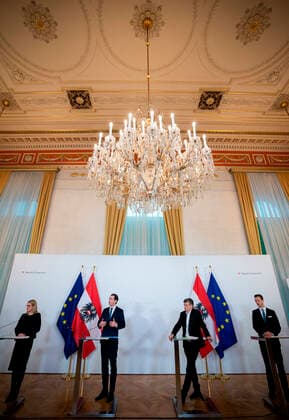 Wien 26.03.2020, Bundeskanzleramt, Wien, AUT, Akutelle Entwicklungen zur Coronaerkrankung in Oesterreich, Pressekonferenz, Aktuelles zum Corona Hilfspaket fuer Arbeitsplaetze und Unternehmen, im Bild vlnr.: Wirtschaftsministerin Margarete Schramboeck, Bundeskanzler Sebastian Kurz, Vizekanzler Werner Kogler und Finanzminister Gernot Bluemel vlnr.: Wirtschaftsministerin Margarete Schramboeck, Bundeskanzler Sebastian Kurz, Vizekanzler Werner Kogler und Finanzminister Gernot Bluemel during a press conference on the subject news on the Corona aid package for jobs and companies of Austrian Goverment about the Coronavirus Pandemie at the Bundeskanzleramt in Wien, Austria on 2020 03 26.