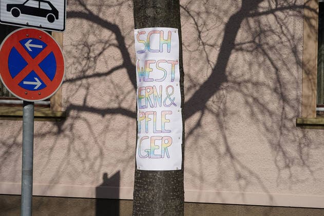 GER, NRW, Solingen, Corona Virus, Auswirkungen 27.03.2020, Innenstadt, Solingen, GER, NRW, Solingen, Corona Virus, Auswirkungen, im Bild picture shows: die Buerger von Solingen bedanken sich beim Krankenhauspersonal und all den Leuten, die das System am Laufen halten durch Banner und Bastelarbeiten