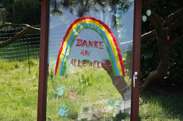 GER, NRW, Solingen, Corona Virus, Auswirkungen 27.03.2020, Innenstadt, Solingen, GER, NRW, Solingen, Corona Virus, Auswirkungen, im Bild picture shows: die Buerger von Solingen bedanken sich beim Krankenhauspersonal und all den Leuten, die das System am Laufen halten durch Banner und Bastelarbeiten