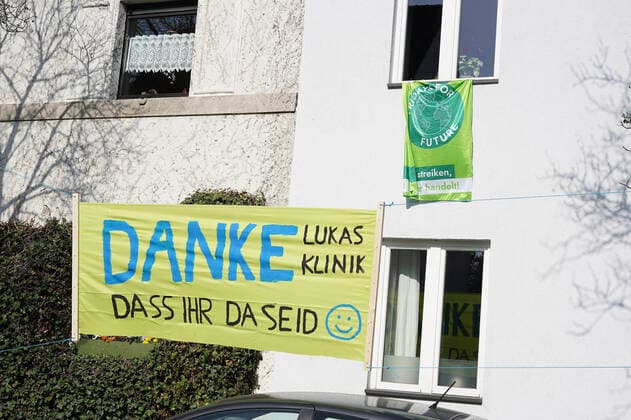 GER, NRW, Solingen, Corona Virus, Auswirkungen 27.03.2020, Innenstadt, Solingen, GER, NRW, Solingen, Corona Virus, Auswirkungen, im Bild picture shows: die Buerger von Solingen bedanken sich beim Krankenhauspersonal und all den Leuten, die das System am Laufen halten durch Banner und Bastelarbeiten