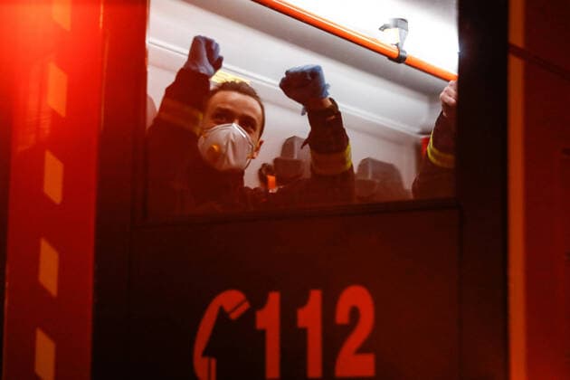 News Bilder des Tages March 27, 2020, Valdemoro, MADRID, SPAIN: Illustration, Medical Staff and Police Corps thank each other for the work they do at Infanta Elena Hospital of Valdemoro, Madrid, during the second week after the Government declared the state of alarm in Spain and recommended people to stay at home to fight coronavirus COVID-19 on March 27, 2020 in Valdemoro, Madrid, Spain Valdemoro SPAIN - ZUMAa181 20200327_zaa_a181_136 Copyright: xOscarxJ.xBarrosox