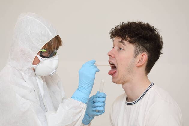 28.03.2020, Berlin, GER - Gestellte Szene: Junger Mann unterzieht sich einem Coronavirus-Test. (MR=yes, 20-30 Jahre, 40-50 Jahre, Abstrich, Aerztin, Alltag, Atemmaske, Berlin, Corona-Schnelltest, Corona-Test, Coronaepidemie, Coronainfektion, Coronapandemie, Coronavirus, Coronavirus-Schnelltest, Coronavirus-Test, Covid 19, Covid-19, deutsch, Deutschland, Europa, europaeisch, Frau, Freisteller, gestellte Szene, Infektion, Infektionsschutz, innen, Innenaufnahme, Kaukasier, kaukasisch, Mann, Menschen, Mundschutz, Patient, Personen, Probeentnahme, QF, Querformat, Schutzbrille, Schutzkleidung, Studio, Studioaufnahme, testen, Testroehrchen, Wattestaebchen, Westeuropa, Wirtschaft) 200328D053BERLIN.JPG