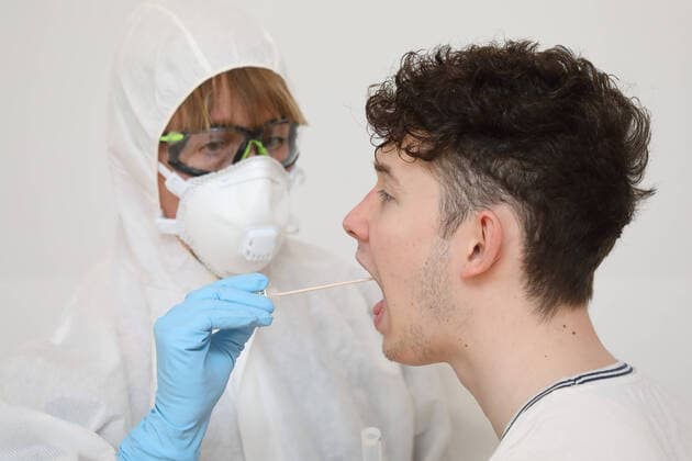 28.03.2020, Berlin, GER - Gestellte Szene: Junger Mann unterzieht sich einem Coronavirus-Test. (MR=yes, 20-30 Jahre, 40-50 Jahre, Abstrich, Aerztin, Alltag, Atemmaske, Berlin, Corona-Schnelltest, Corona-Test, Coronaepidemie, Coronainfektion, Coronapandemie, Coronavirus, Coronavirus-Schnelltest, Coronavirus-Test, Covid 19, Covid-19, deutsch, Deutschland, Europa, europaeisch, Frau, Freisteller, gestellte Szene, Infektion, Infektionsschutz, innen, Innenaufnahme, Kaukasier, kaukasisch, Mann, Menschen, Mundschutz, Patient, Personen, Probeentnahme, QF, Querformat, Schutzkleidung, Studio, Studioaufnahme, testen, Testroehrchen, Wattestaebchen, Westeuropa, Wirtschaft) 200328D057BERLIN.JPG
