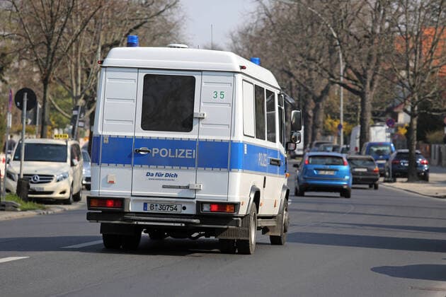 28.03.2020, Berlin, GER - Mannschaftswagen der Berliner Polizei auf Streifenfahrt. (110, Alltag, auf Streife, aussen, Aussenaufnahme, Automobile, Autos, Autoverkehr, Berlin, Beruf, deutsch, Deutschland, Einsatz, Einsatzfahrzeug, Einsatzwagen, Europa, europaeisch, faehrt, fahren, fahrend, Fahrzeug, Fruehjahr, Fruehling, Gesellschaft, Helfer, Hilfe, innere Sicherheit, Jahreszeit, Job, KfZ, Kraftfahrzeuge, Mannschaftswagen, Not, Noteinsatz, Notfall, Nothilfe, Notruf, Oeffentlicher Dienst, Polizei, Polizeiauto, Polizeieinsatz, Polizeiwagen, Polizisten, QF, Querformat, Retter, Rueckansicht, schuetzen, Schutz, Sicherheit, Staat, staatlich, Stadt, Stadtverkehr, Strasse, Strassenszene, Strassenverkehr, Streifenfahrt, Streifenwagen, Verkehr, Westeuropa, Wirtschaft) 200328D851BERLIN.JPG