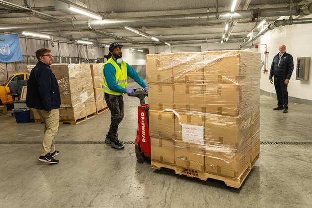 March 28, 2020, New York, NY, USA: United Nations, New York, USA, March 28, 2020 - Mayor Bill de Blasio along with Penny Abeywardena NY Commissioner for International Affairs and James (Jimmy) Hynes, Supervisor Material Management Team for UN pick up a Donation of 250,000 Face Masks Being Given by the United Nations and the U.S. Mission to the UN today at the UN Headquarters in New York..Photo: EuropaNewswire..PHOTO CREDIT MANDATORY. New York USA - ZUMAra1_ 20200328_zap_ra1_010 Copyright: xLuizxRampelottox