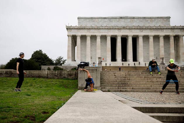 (200328) -- WASHINGTON, March 28, 2020 (Xinhua) -- People are seen near the Lincoln Memorial in Washington D.C., the United States, on March 28, 2020. The United States has reported more than 2,000 COVID-19 deaths, according to the latest tally from Johns Hopkins University s Center for Systems Science and Engineering (CSSE). As of 6:40 p.m. on Saturday (2240 GMT), there were more than 121,000 confirmed cases in the United States, with 2,010 deaths, an interactive map maintained by the CSSE showed. (Photo by Ting Shen Xinhua) U.S.-WASHINGTON D.C.-COVID-19-CASES