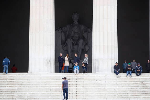 (200328) -- WASHINGTON, March 28, 2020 (Xinhua) -- People are seen at the Lincoln Memorial in Washington D.C., the United States, on March 28, 2020. The United States has reported more than 2,000 COVID-19 deaths, according to the latest tally from Johns Hopkins University s Center for Systems Science and Engineering (CSSE). As of 6:40 p.m. on Saturday (2240 GMT), there were more than 121,000 confirmed cases in the United States, with 2,010 deaths, an interactive map maintained by the CSSE showed. (Photo by Ting Shen Xinhua) U.S.-WASHINGTON D.C.-COVID-19-CASES