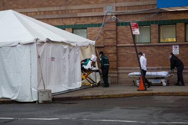 News Bilder des Tages (200329) -- NEW YORK, March 29, 2020 (Xinhua) -- A patient is transferred to Maimonides Medical Center in Brooklyn of New York, the United States, March 28, 2020. The confirmed cases in the United States have exceeded 122,000 as of Saturday night, up from about 101,600 of the previous day, with reports of more than 2,000 deaths, according to the tally from Johns Hopkins University s Center for Systems Science and Engineering. (Photo by Michael Nagle Xinhua) U.S.-NEW YORK-COVID-19-DEATH TOLL