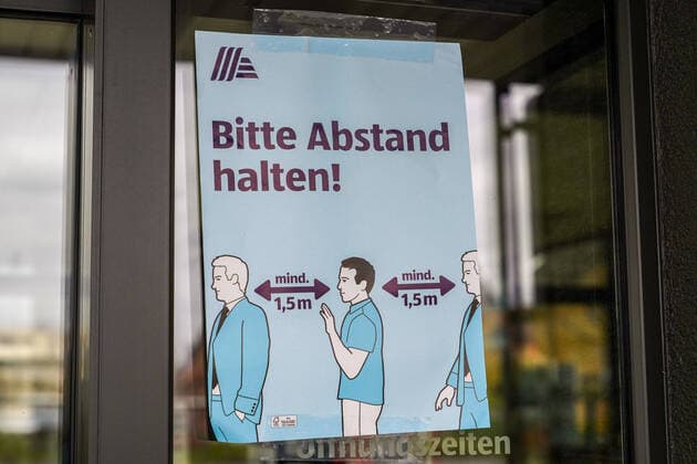 Eindrücke aus Heidelberg (Stadtteil Kirchheim) in Baden-Württemberg in den Tagen der Corona Kontaktsperre, das Bild zeigt einen Aushang bei Aldi Süd, der die Kunden auffordert, Abstand zu halten, mindestens 1,5 Meter, Hinweis, Hinweistafel, Hinweisschild, Aufforderung, Coronakrise, Kontaktverbot, Symbolfoto, Symbolbild, Symbol, Einkaufen, Discounter, Wirtschaft, 29.03.2020, Heidelberg (Deutschland), News, Coronavirus, Impressionen aus Heidelberg