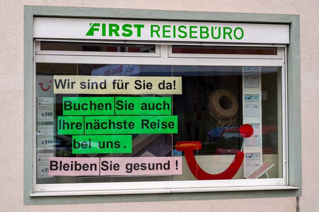 Eindrücke aus Heidelberg (Stadtteil Kirchheim) in Baden-Württemberg in den Tagen der Corona Kontaktsperre, das Bild zeigt das Fenster eines Reisebüros mit der Aufschrift: Wir sind für Sie da! Buchen Sie auch Ihre nächste Reise bei uns. Bleiben Sie gesund!, First Reisebüro, Reisebranche, Reisen, Touristik, Laden Geschäft, Wirtschaft, Logo, Firmenlogo TUI, Coronakrise, Kontaktverbot, Symbolfoto, Symbolbild, Symbol, Hinweis, Hinweistafel, Hinweisschild, 29.03.2020, Heidelberg (Deutschland), News, Coronavirus, Impressionen aus Heidelberg