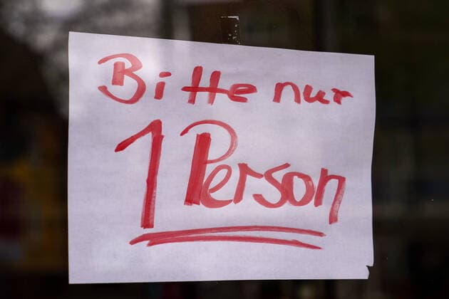 Eindrücke aus Heidelberg (Stadtteil Kirchheim) in Baden-Württemberg in den Tagen der Corona Kontaktsperre, das Bild zeigt den Aushang an einem Laden: Bitte nur eine Person, Hinweis, Hinweistafel, Hinweisschild, Abstand halten , Coronakrise, Kontaktverbot, Symbolfoto, Symbolbild, Symbol, Geschäft, Unternehmen, 29.03.2020, Heidelberg (Deutschland), News, Coronavirus, Impressionen aus Heidelberg