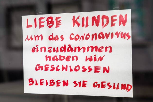 Eindrücke aus Heidelberg (Stadtteil Kirchheim) in Baden-Württemberg in den Tagen der Corona Kontaktsperre, das Bild zeigt den Aushang an einem Laden: Liebe Kunden, um das Coronavirus einzudämmen haben wir geschlossen, Bleiben Sie gesund, Hinweis, Hinweistafel, Hinweisschild, Coronakrise, Kontaktverbot, Symbolfoto, Symbolbild, Symbol, Geschäft, Unternehmen, 29.03.2020, Heidelberg (Deutschland), News, Coronavirus, Impressionen aus Heidelberg