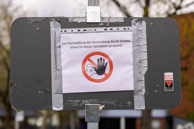 Eindrücke aus Heidelberg (Stadtteil Kirchheim) in Baden-Württemberg in den Tagen der Corona Kontaktsperre, das Bild zeigt einen Aushang mit der Aufschrift: Zur Vermeidung der Ansteckung durch Corona Viren ist dieser Spielplatz gesperrt, Sperre, Sperrung, Platzsperre, Hinweis, Hinweistafel, Hinweisschild, Verbot, Verbotsschild, Coronakrise, Kontaktverbot, Symbolfoto, Symbolbild, Symbol, 29.03.2020, Heidelberg (Deutschland), News, Coronavirus, Impressionen aus Heidelberg