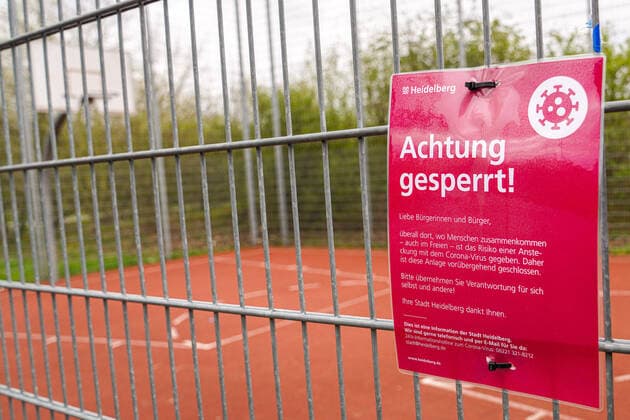 Eindrücke aus Heidelberg (Stadtteil Kirchheim) in Baden-Württemberg in den Tagen der Corona Kontaktsperre, das Bild zeigt den Hinweis an einem öffentlichen Basketballplatz mit der Aufschrift: Achtung gesperrt!, Sperre, Sperrung, Platzsperre, Schließung, geschlossen, Outdoor, Basketball, Sport, Spielplatz, Verbot, Verbotsschild, Eingang geschlossen, Zutritt verboten, Coronakrise, Kontaktverbot, Symbolfoto, Symbolbild, Symbol, Hinweis, Hinweistafel, Hinweisschild, Freizeit, Einschränkung, 29.03.2020, Heidelberg (Deutschland), News, Coronavirus, Impressionen aus Heidelberg