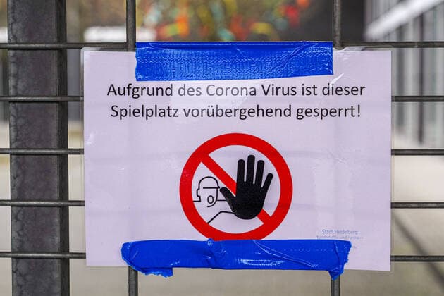 Eindrücke aus Heidelberg (Stadtteil Kirchheim) in Baden-Württemberg in den Tagen der Corona Kontaktsperre, das Bild zeigt einen Aushang mit der Aufschrift: Aufgrund des Corona Virus ist dieser Spielplatz vorrübergehend gesperrt!, behördliche Anordnung, Sperre, Sperrung, Platzsperre, Hinweis, Hinweistafel, Hinweisschild, Verbot, Verbotsschild, Coronakrise, Kontaktverbot, Symbolfoto, Symbolbild, Symbol, 29.03.2020, Heidelberg (Deutschland), News, Coronavirus, Impressionen aus Heidelberg