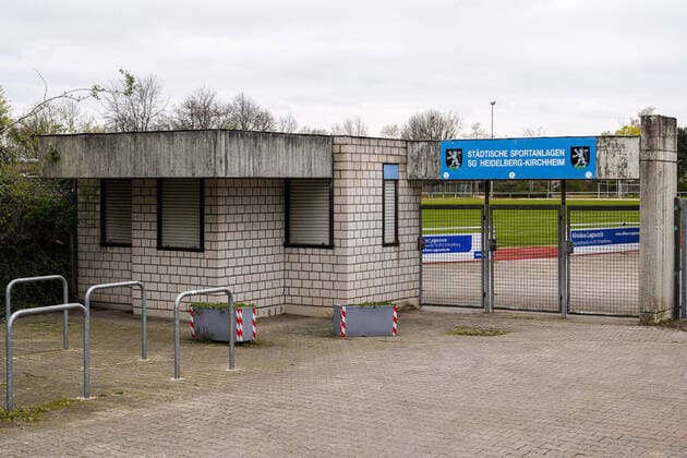 Eindrücke aus Heidelberg (Stadtteil Kirchheim) in Baden-Württemberg in den Tagen der Corona Kontaktsperre, das Bild zeigt den geschlossenen Sportplatz der SG Heidelberg-Kirchheim, Städtische Sportanlage, Sperre, Sperrung, Platzsperre, gesperrt, Zutritt verboten, geschlossen, Sport, Freizeit, Fußball, Coronakrise, Kontaktverbot, Symbolfoto, Symbolbild, Symbol, 29.03.2020, Heidelberg (Deutschland), News, Coronavirus, Impressionen aus Heidelberg