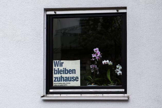 Eindrücke aus Heidelberg (Stadtteil Kirchheim) in Baden-Württemberg in den Tagen der Corona Kontaktsperre, das Bild zeigt einen Aushang an einem Fenster von besorgten Bürgern mit der Aufschrift: Wir bleiben zuhause - Und wir danken allen, die den Laden am Laufen halten, Coronakrise, Kontaktverbot, Symbolfoto, Symbolbild, Symbol, Dank, Dankbarkeit, Stay at home, Bleiben Sie zuhause, Wir bleiben zu Hause, Bleib zu Haus, 29.03.2020, Heidelberg (Deutschland), News, Coronavirus, Impressionen aus Heidelberg