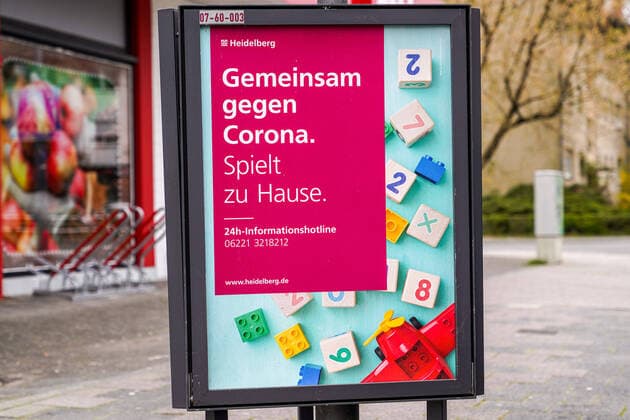 Eindrücke aus Heidelberg (Stadtteil Kirchheim) in Baden-Württemberg in den Tagen der Corona Kontaktsperre, das Bild zeigt die Plakataktion Gemeinsam Gegen Corona der Heidelberger Stadtverwaltung, Plakat mit der Aufschrift: Gemeinsam gegen Corona., Spielt zu Hause, Aushang, Hinweis, Hinweistafel, Hinweisschild, Coronakrise, Kontaktverbot, Symbolfoto, Symbolbild, Symbol, Stay at home, Bleiben Sie zuhause, Wir bleiben zu Hause, Bleib zu Haus, 29.03.2020, Heidelberg (Deutschland), News, Coronavirus, Impressionen aus Heidelberg