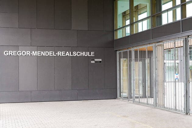 Eindrücke aus Heidelberg (Stadtteil Kirchheim) in Baden-Württemberg in den Tagen der Corona Kontaktsperre, das Bild zeigt den geschlossenen Eingang zur Gregor Mendel Realschule, Schule, Schulwesen, geschlossen, Zutritt verboten, Coronakrise, Kontaktverbot, Symbolfoto, Symbolbild, Symbol, 29.03.2020, Heidelberg (Deutschland), News, Coronavirus, Impressionen aus Heidelberg