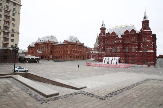 MOSCOW, RUSSIA - MARCH 30, 2020: A view of an empty Manezhnaya Square in central Moscow. The Russian capital s authorities have imposed home isolation for all Moscow residents and restrictions on movement within the city, effective from March 30, 2020, as a measure to contain the spread of the COVID-19 coronavirus infection. As of March 30, 2020, the number of people infected with the new strain of coronavirus worldwide has risen over 724,000, with the death toll reaching over 34,000; Russia has confirmed 1,836 cases with 9 people killed by the disease. Sergei Fadeichev TASS TS0D3DEF