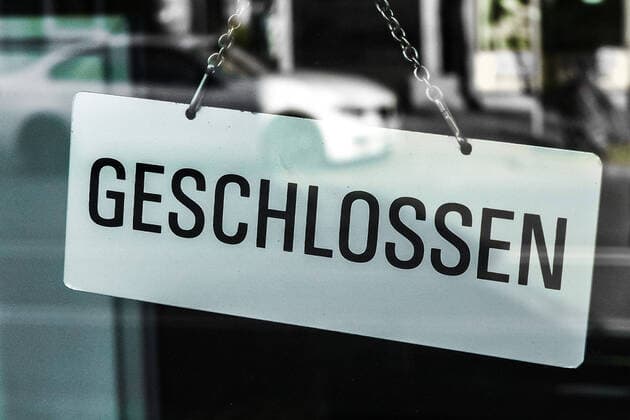 Zur Eindämmung des Coronavirus wurden Geschäftsschließungen, Einschränkungen und Kontaktsperren angeordnet und werden Ausgangssperren diskutiert, das Foto zeigt ein Schild, einen Aushang in einem Laden, fenster, Schaufenster, Tür, Geschäft, mit der Aufschrift: geschlossen, 31.03.2020, Bremen (Deutschland), News, Coronavirus, Impressionen aus Bremen
