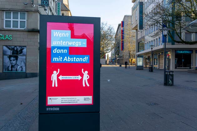 Aufruf des Bundesministerium für Gesundheit, Abstand zu halten, Werbekampagne, LED Roadside Screen, digitale Werbemonitore, Auswirkungen der Coronakrise in Deutschland, Essen, Einkaufsstrasse, Fussgängerzone, Kettwiger Strasse,