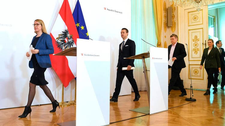 Wien 01.04.2020, Bundeskanzleramt, Wien, AUT, Akutelle Entwicklungen zur Coronaerkrankung in Oesterreich, Pressekonferenz zum Thema, Massnahmen zur Sicherung von Standort und Beschaeftigung, im Bild (v.l.) Wirtschaftsministerin Margarete Schramboeck (OeVP), Finanzminister Gernot Bluemel (OeVP), Vizekanzler Werner Kogler (G) und Arbeitsministerin Christine Aschbacher (OeVP) during a press conference of Austrian Goverment on the subject, measures to secure location and employmentabout the Coronavirus Pandemie. Bundeskanzleramt in Wien, Austria on 2020 04 01.