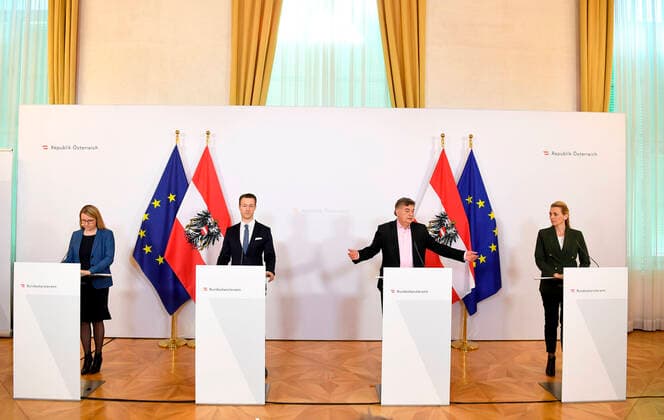 Wien 01.04.2020, Bundeskanzleramt, Wien, AUT, Akutelle Entwicklungen zur Coronaerkrankung in Oesterreich, Pressekonferenz zum Thema, Massnahmen zur Sicherung von Standort und Beschaeftigung, im Bild (v.l.) Wirtschaftsministerin Margarete Schramboeck (OeVP), Finanzminister Gernot Bluemel (OeVP), Vizekanzler Werner Kogler (G) und Arbeitsministerin Christine Aschbacher (OeVP) during a press conference of Austrian Goverment on the subject, measures to secure location and employmentabout the Coronavirus Pandemie. Bundeskanzleramt in Wien, Austria on 2020 04 01.