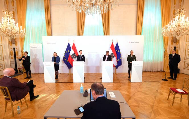 Wien 01.04.2020, Bundeskanzleramt, Wien, AUT, Akutelle Entwicklungen zur Coronaerkrankung in Oesterreich, Pressekonferenz zum Thema, Massnahmen zur Sicherung von Standort und Beschaeftigung, im Bild (v.l.) Wirtschaftsministerin Margarete Schramboeck (OeVP), Finanzminister Gernot Bluemel (OeVP), Vizekanzler Werner Kogler (G) und Arbeitsministerin Christine Aschbacher (OeVP) during a press conference of Austrian Goverment on the subject, measures to secure location and employmentabout the Coronavirus Pandemie. Bundeskanzleramt in Wien, Austria on 2020 04 01.
