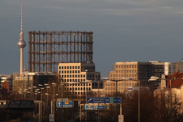 01.04.2020, Berlin, GER - Blick auf den Gasometer Schoeneberg und den Berliner Fernsehturm. (Alltag, aussen, Aussenaufnahme, Automobile, Autos, Autoverkehr, Berlin, deutsch, Deutschland, Europa, europaeisch, Fahrzeuge, Fruehjahr, Fruehling, Funkanlage, Gasometer, Gasometer Schoeneberg, Gebaeude, Gesellschaft, Individualverkehr, Jahreszeit, PKW, QF, Querformat, Sehenswuerdigkeiten, Stadt, Stadtansicht, Stadtlandschaft, Strasse, Strassenszene, Strassenverkehr, Westeuropa, Wirtschaft) 200401D020BERLIN.JPG