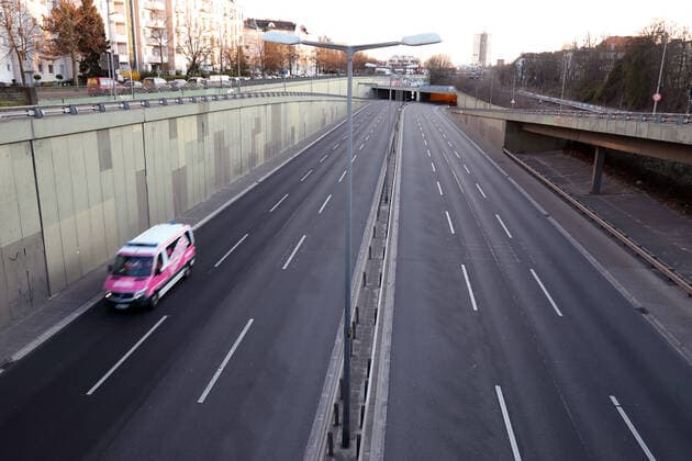 01.04.2020, Berlin, GER - Kein Verkehr auf der A103 in Zeiten der Corona-Krise. (A103, Alltag, Ausgangsbeschraenkung, Ausgangssperre, aussen, Aussenaufnahme, BAB 103, Berlin, Bundesautobahn, Coronaepidemie, Coronapandemie, Coronavirus, Coronavirus SARS-CoV-2, Covid 19, Covid-19, deutsch, Deutschland, Europa, europaeisch, Fahrbahn, Ferne, Fruehjahr, Fruehling, Gesellschaft, Horizont, Jahreszeit, kein Verkehr, Krankentransport, Krankenwagen, leer, Leere, niemand, QF, Querformat, Shutdown, Stadt, Stadtansicht, Stadtautobahn, Stadtbild, Stadtlandschaft, Stadtleben, Stadtverkehr, Strasse, Strassenflucht, Strassenszene, Strassenverkehr, Verkehr, verwaist, Weite, Westeuropa, Wirtschaft) 200401D025BERLIN.JPG