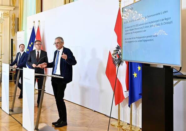 Wien 02.04.2020, Bundeskanzleramt, Wien, AUT, Akutelle Entwicklungen zur Coronaerkrankung in Oesterreich, Pressekonferenz, im Bild (v.l.), Bernhard Benka (Coronavirus-Taskforce), Gesundheitsminister Rudolf Anschober (Gruene), Franz Allerberger (AGES) (v.l.), Bernhard Benka (Coronavirus-Taskforce), Gesundheitsminister Rudolf Anschober (Gruene), Franz Allerberger (AGES) during a press conference of Austrian Goverment about the Coronavirus Pandemie at the Bundeskanzleramt in Wien, Austria on 2020 04 02.
