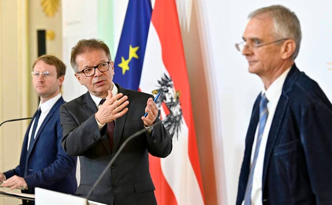 Wien 02.04.2020, Bundeskanzleramt, Wien, AUT, Akutelle Entwicklungen zur Coronaerkrankung in Oesterreich, Pressekonferenz, im Bild (v.l.), Bernhard Benka (Coronavirus-Taskforce), Gesundheitsminister Rudolf Anschober (Gruene), Franz Allerberger (AGES) (v.l.), Bernhard Benka (Coronavirus-Taskforce), Gesundheitsminister Rudolf Anschober (Gruene), Franz Allerberger (AGES) during a press conference of Austrian Goverment about the Coronavirus Pandemie at the Bundeskanzleramt in Wien, Austria on 2020 04 02.