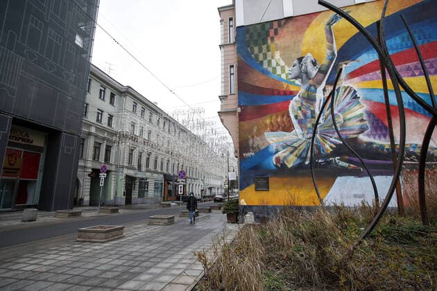 MOSCOW, RUSSIA - APRIL 2, 2020: A person walking in Bolshaya Dmitrovka Street. The Moscow authorities imposed home isolation for all Moscow residents, regardless of their age, and restrictions on movement within the city, effective since March 30, 2020, as a measure to contain the spread of the COVID-19 coronavirus infection. Violations of the stay-at-home order carry fines ranging from 1,000 to 40,000 rubles for non-infected people, and up to 1m rubles or imprisonment for up to 3 years for infected people, depending on the severity of consequences. Artyom Geodakyan TASS TS0D43AD