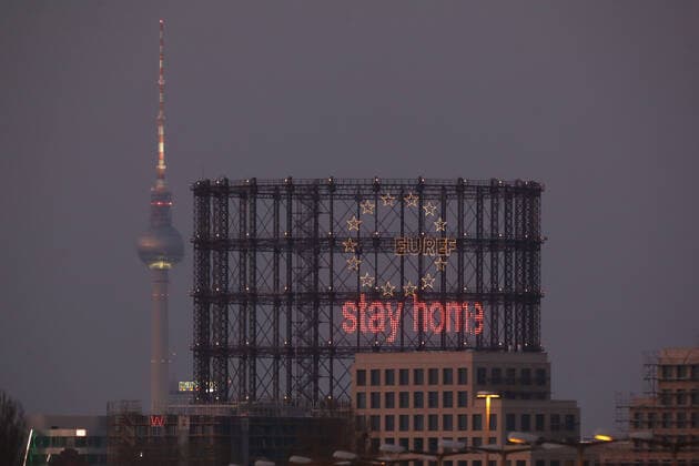 02.04.2020, Berlin, GER - Blick auf den Gasometer Schoeneberg mit dem Schriftzug stay home und den Berliner Fernsehturm bei Daemmerung. (Abend, abends, Alltag, aussen, Aussenaufnahme, Berlin, Coronaepidemie, Coronakrise, Coronapandemie, Daemmerung, deutsch, Deutschland, EUREF, Euref-Campus, Europa, europaeisch, Fruehjahr, Fruehling, Funkanlage, Gasometer, Gasometer Schoeneberg, Gebaeude, Gesellschaft, Jahreszeit, QF, Querformat, Schriftzug, Sehenswuerdigkeiten, Stadt, Stadtansicht, Stadtlandschaft, Stay Home, Strasse, Strassenszene, Strassenverkehr, Westeuropa, Wirtschaft) 200402D046BERLIN.JPG