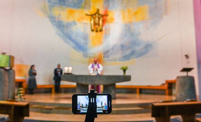 News Bilder des Tages 03.04.2020, xpsx, Lokal Offenbach, Online Gottestdienst St. Peter Corona Covid-19 v.l. Pfarrer Janusz Kirche, Gemeinde, Gottestdienst, Internet, Stream, Video, Online, Uebertragung, Live, Predigt, Gebet, Osterm, Offenbach Hessen Deutschland (DEU) St Peter