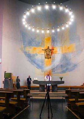 03.04.2020, xpsx, Lokal Offenbach, Online Gottestdienst St. Peter Corona Covid-19 v.l. Pfarrer Janusz Kirche, Gemeinde, Gottestdienst, Internet, Stream, Video, Online, Uebertragung, Live, Predigt, Gebet, Osterm, Offenbach Hessen Deutschland (DEU) St Peter