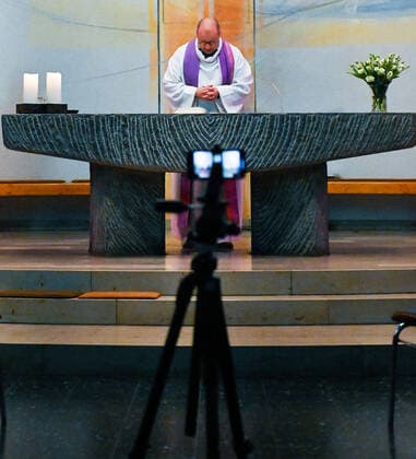 03.04.2020, xpsx, Lokal Offenbach, Online Gottestdienst St. Peter Corona Covid-19 v.l. Pfarrer Janusz Kirche, Gemeinde, Gottestdienst, Internet, Stream, Video, Online, Uebertragung, Live, Predigt, Gebet, Osterm, Offenbach Hessen Deutschland (DEU) St Peter